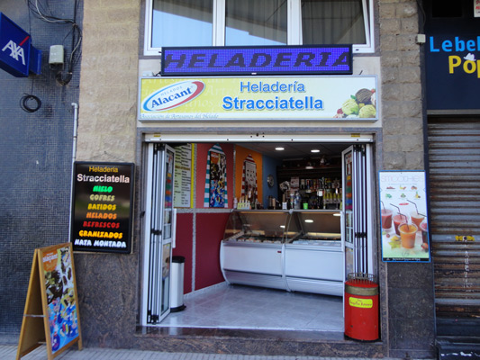 Entrada a la Heladería Stracciatella de Gijón